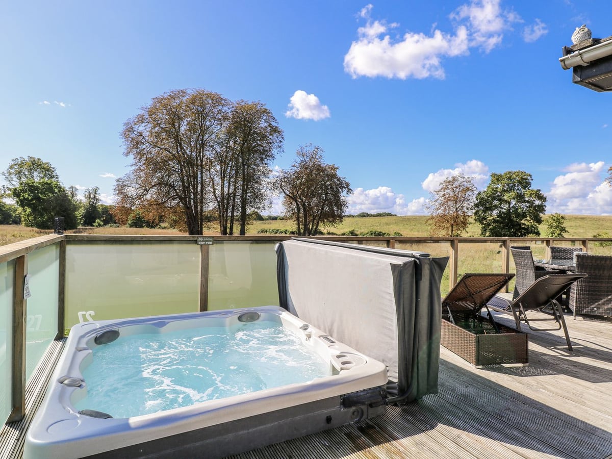 Hot tub and seating on the deck at Angel Lodge - No 27