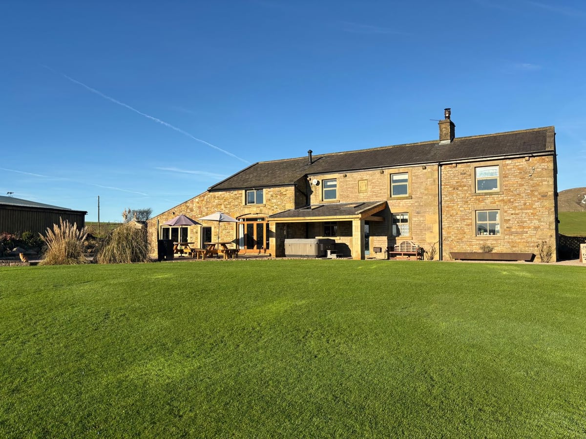 Cuthbert Hill Farm stone farmhouse with lawn, picnic tables and a covered hot tub