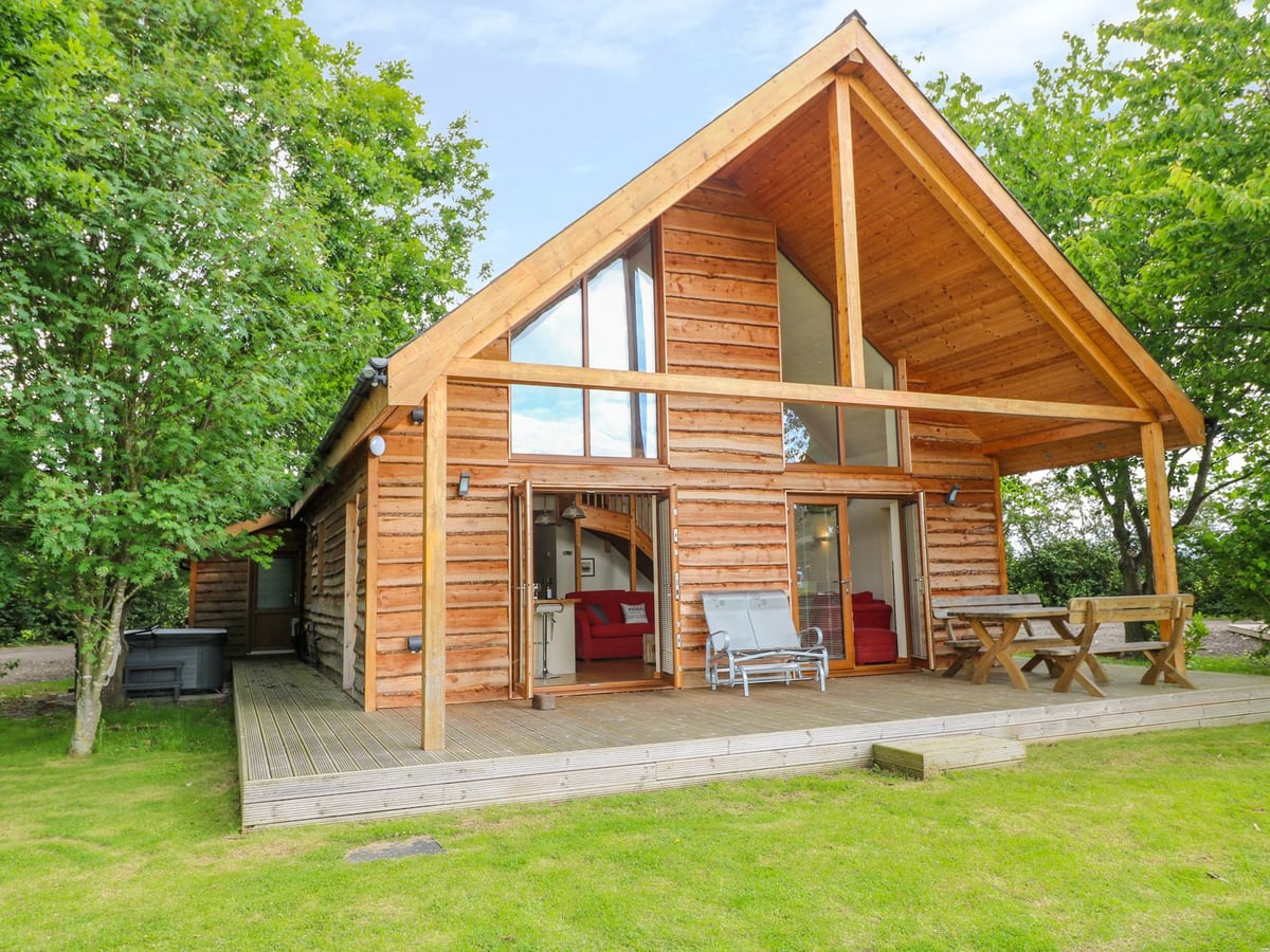 Dorado Lodge's glazed timber gable and dining deck with hot tub beside the building