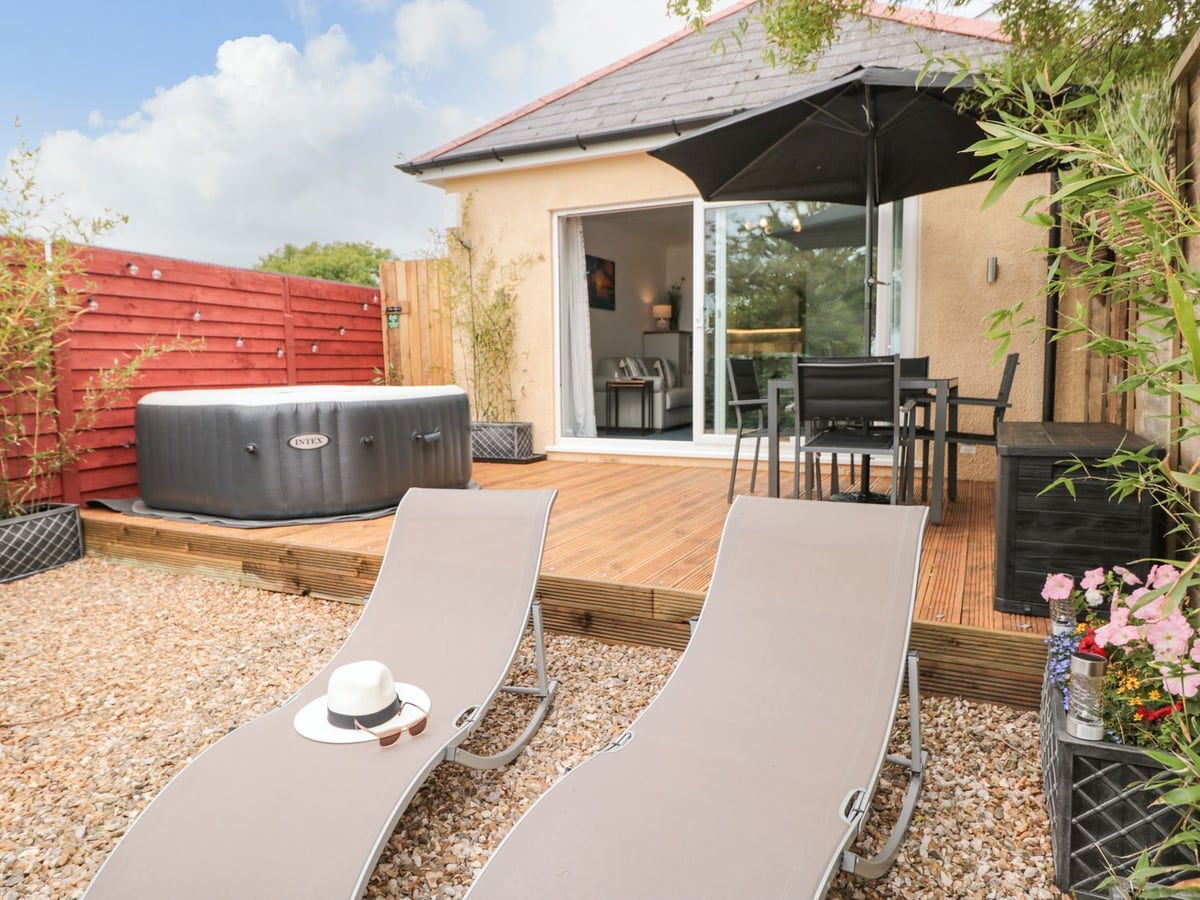 Inflatable hot tub and loungers in the compact courtyard outside Little Honeynook