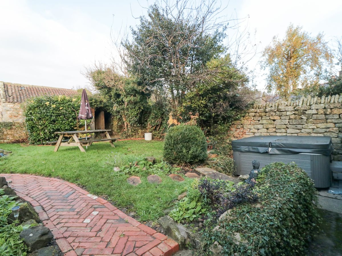Garden with picnic table and hot tub outside The Nook at 29 High Street