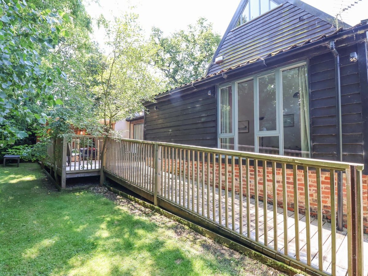 Decked garden beside Yew Tree Farm Stable in Worlingworth